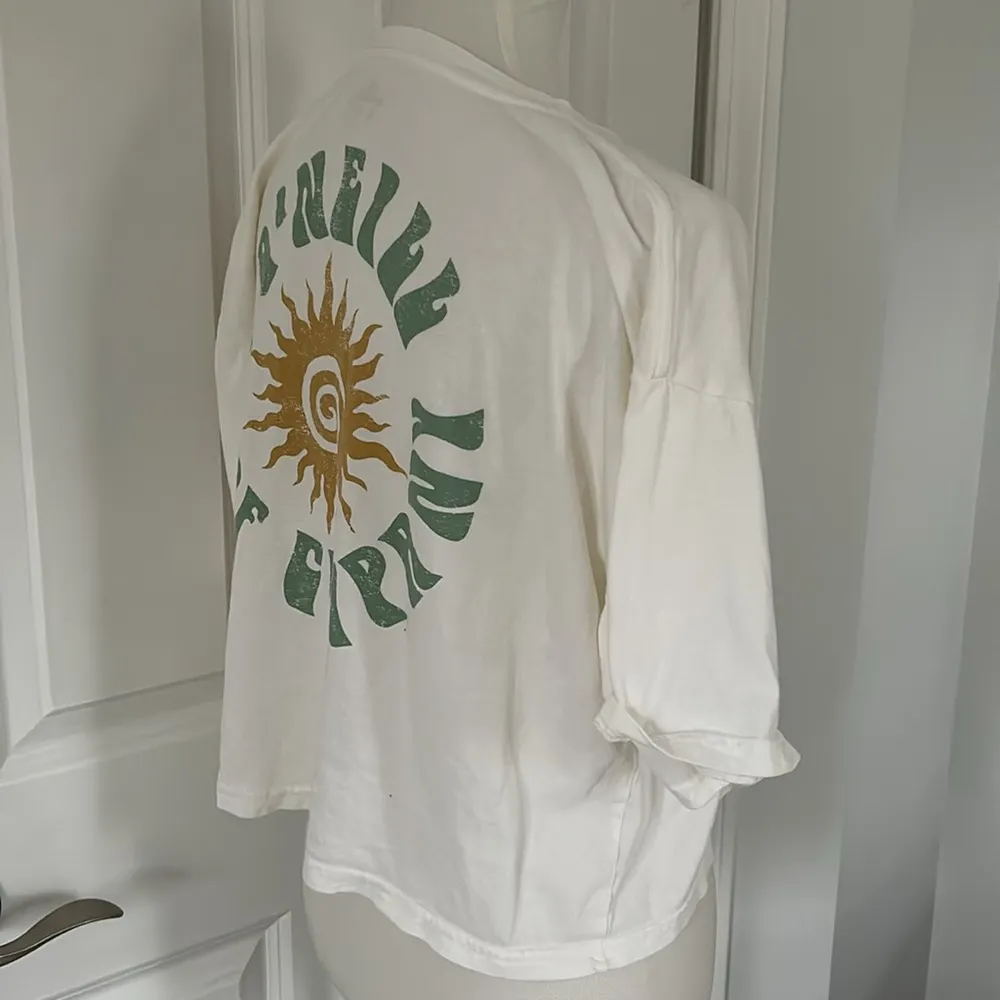 Cute White O’Neill Surf Crop Tee - Image 5