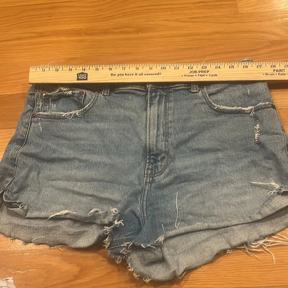 Abercrombie & fitch The mom high rises distressed Jean shorts size 32/14 . - Image 2