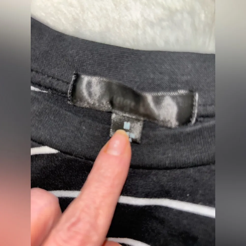 Woman’s Tie black white stripped long sleeve shirt medium - Image 11