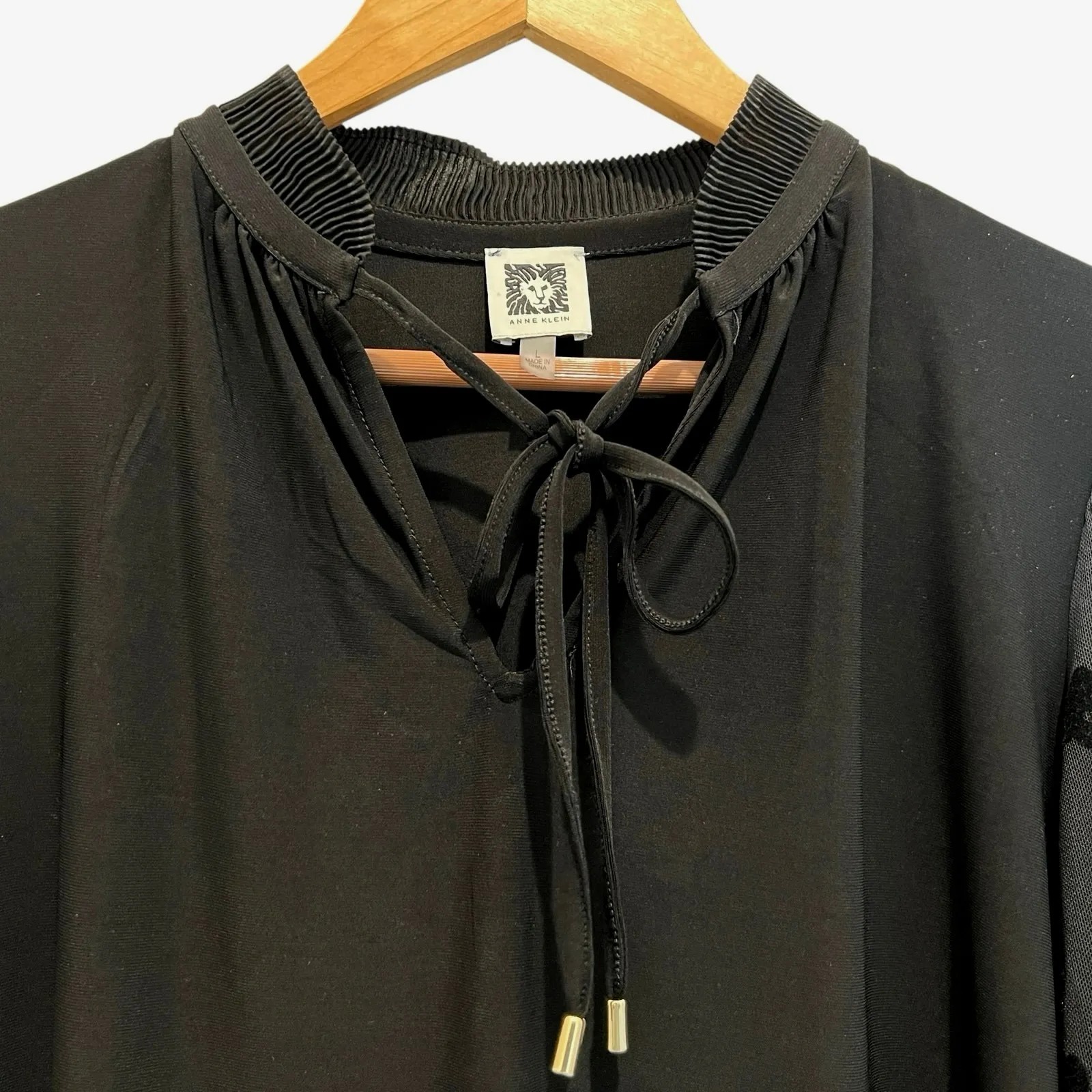 ANNE KLEIN Black V Neck Blouse Sheer Lace Sleeve Pleated Collar Sz L Tie Neck - Image 2