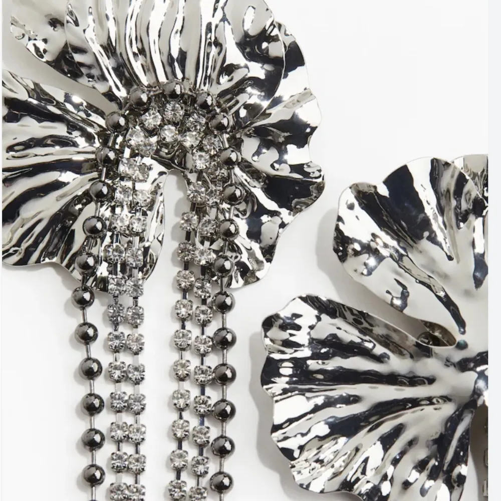 H&M LONG FLOWER-SHAPED EARRINGS - Image 2