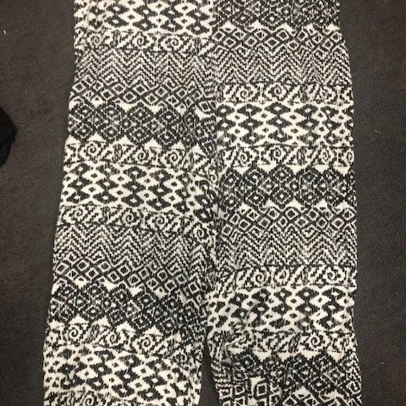 XL Flowy Black and White Aztec Capris Light Material (Rayon) Wide Leg - Image 1