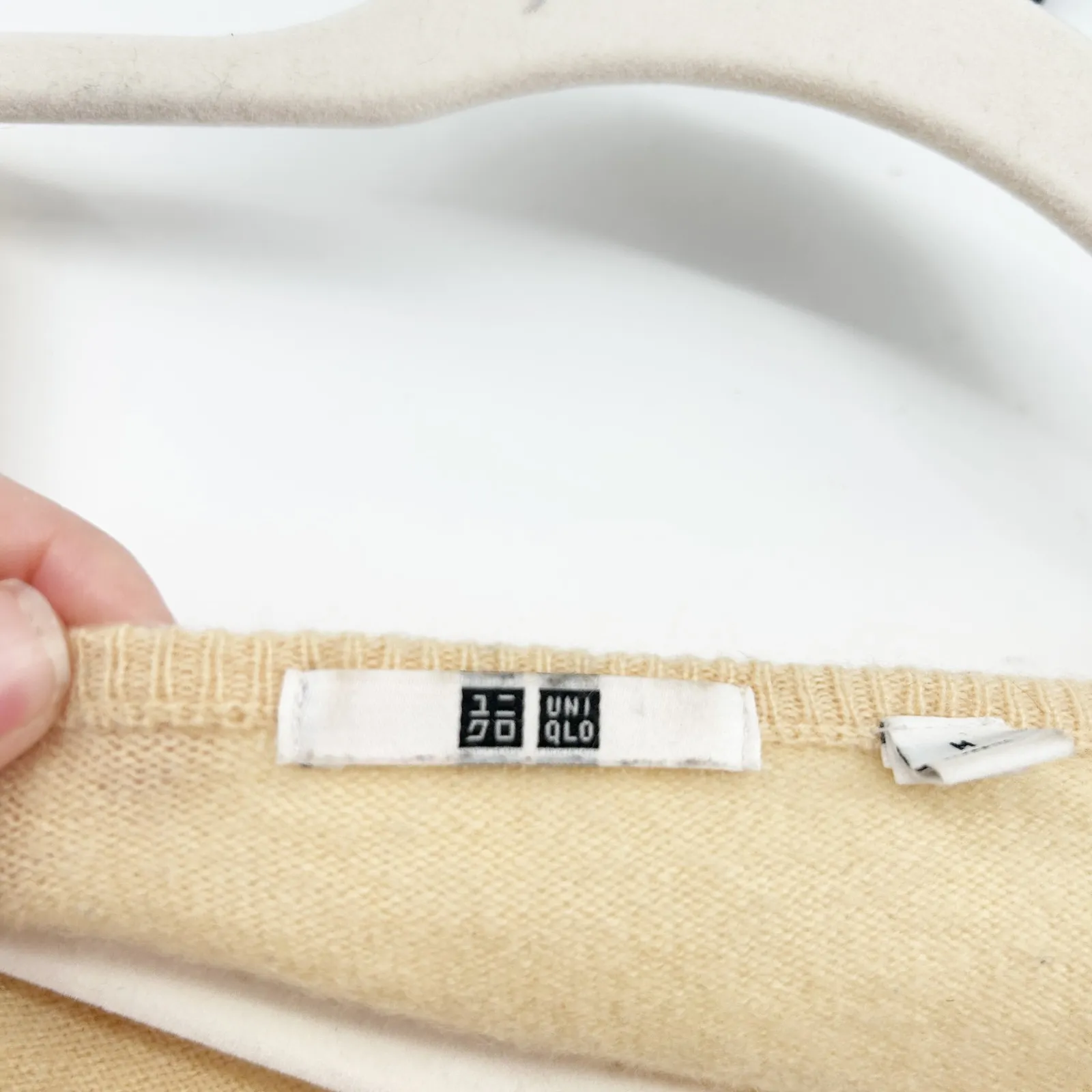 Uniqlo Womens Butter Yellow Cozy 100% Cashmere V Neck Sweater Size M - Image 2