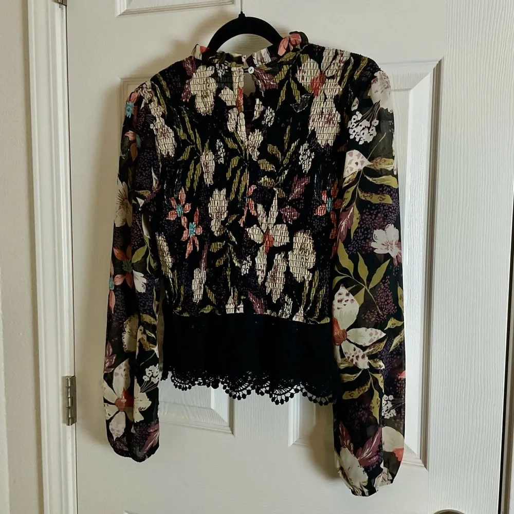 Illa Illa blouse long-sleeved, high-neck top floral Women's Top size medium - Image 12