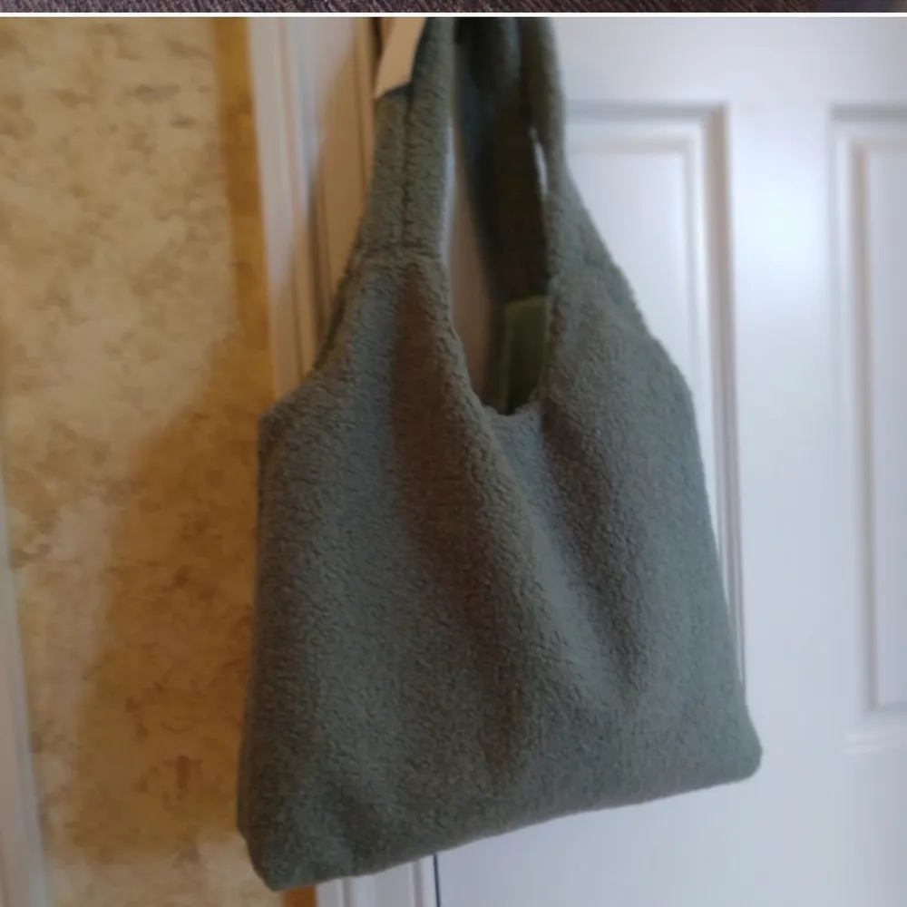 NWT Pull & Bear Seafoam Green Fuzzy Shoulder Purse - Image 5