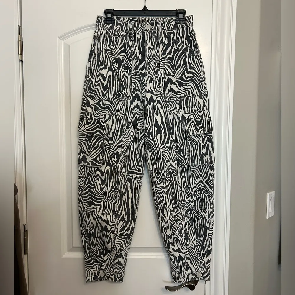 MOTHER The Curbside Flood Cargo Jeans Black Size 28 - Image 2