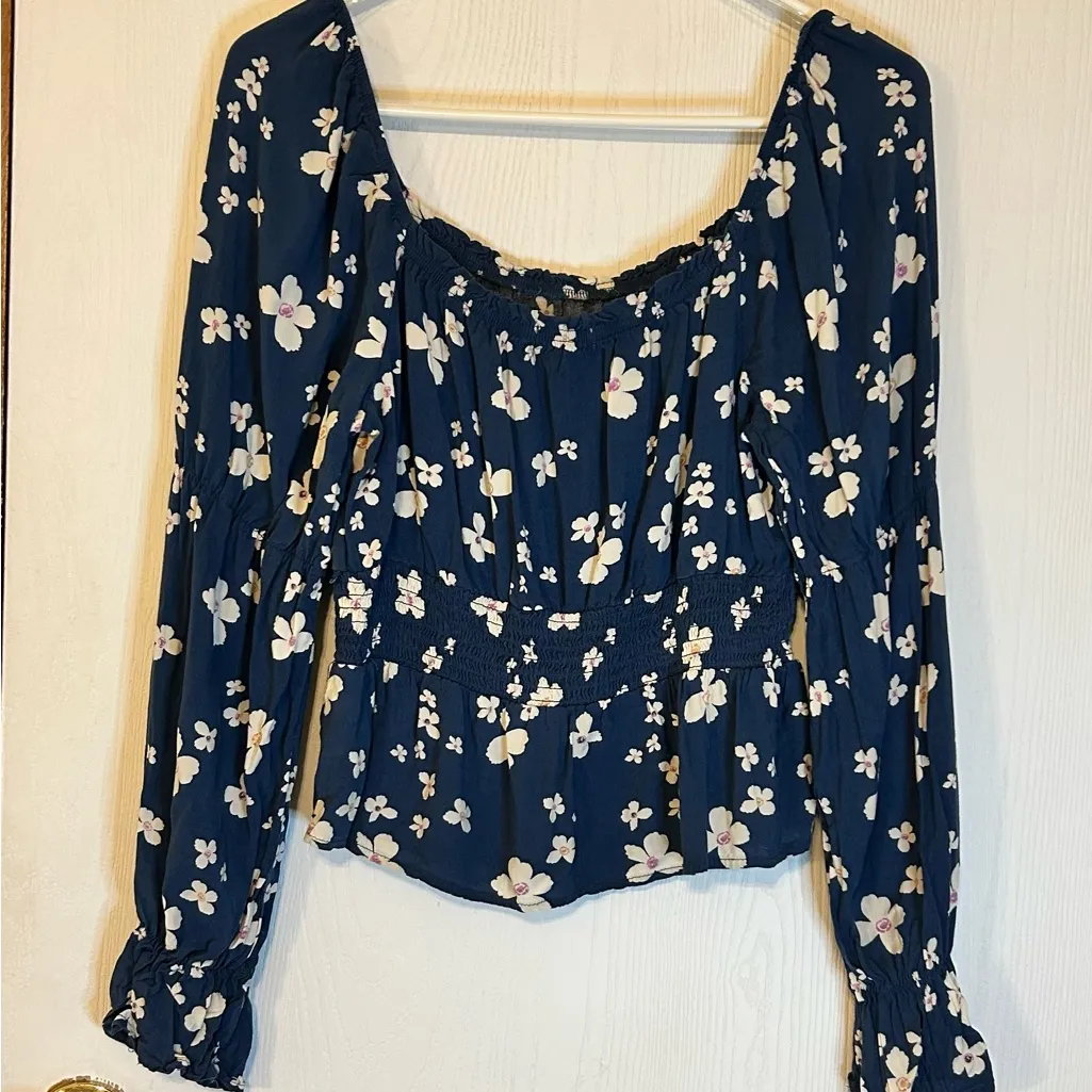 SO Navy Floral Cropped Long Sleeved Blouse - Image 2
