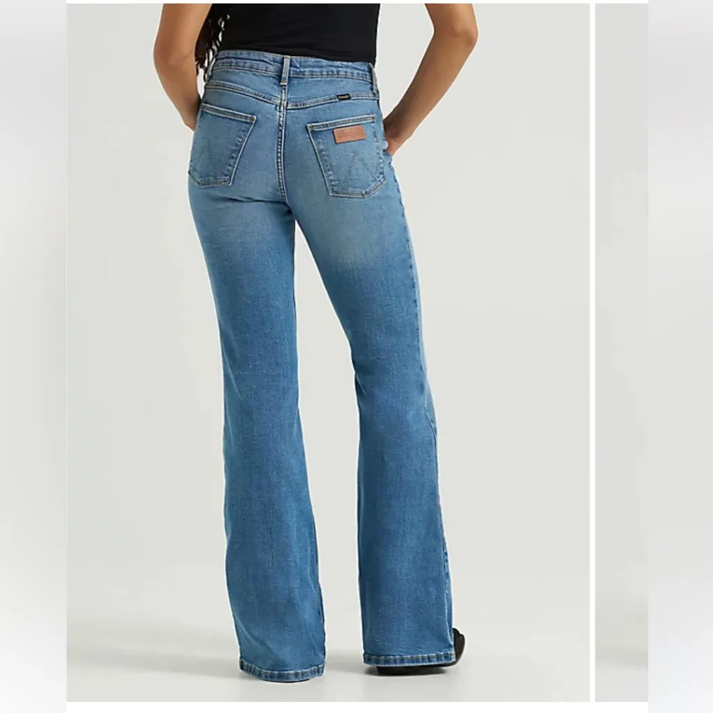 Wrangler Women's Classic Blue Flare Jeans size 28x34. In perfect condition! - Image 2