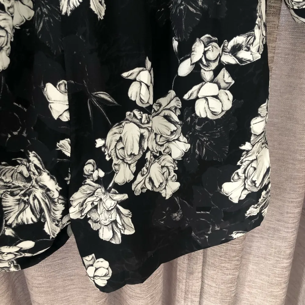 Rose & Olive Black & Cream Floral Long Sleeve Tie Waist Romper Size Small - Image 8