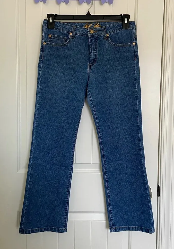 EUC | Bill Blass women’s medium wash stretch bootcut jeans — size 6 petite - Image 1