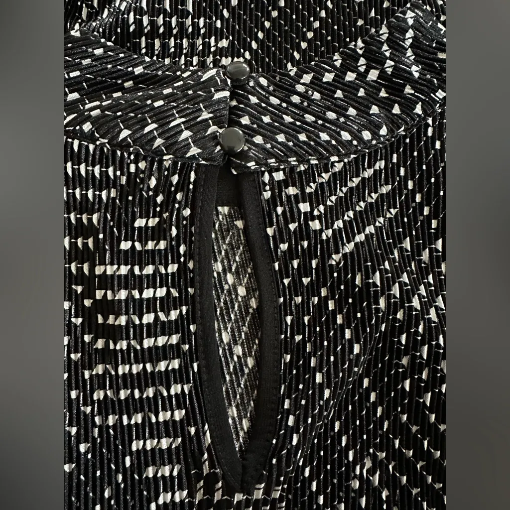 NWT - Black and White Sleeveless Blouse. - Image 5