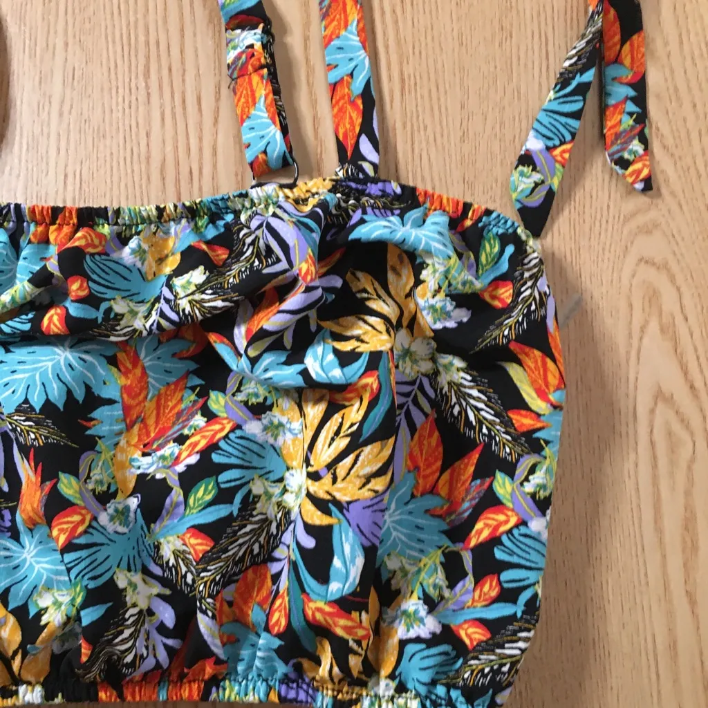 B62 New Womens Floral Orange and Blue Smocked Crop Tank Top Size Small - Image 2