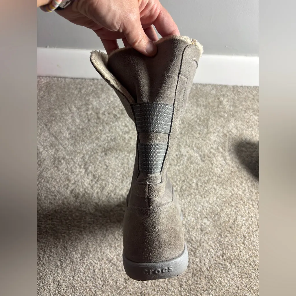 Crocs Women Adela Boots Size 9 Gray Faux Fur Suede Snow Outdoor Winter Shoes - Image 2