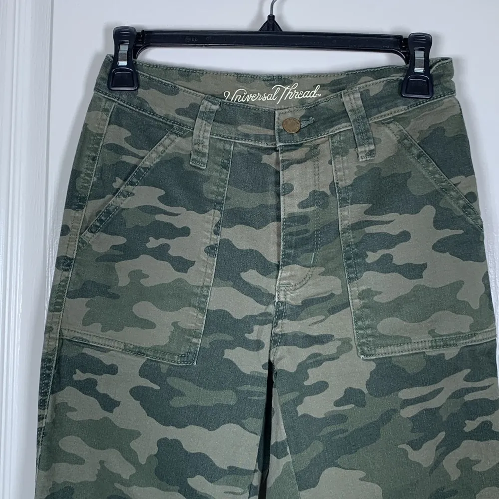 Universal Thread Green Camoflauge Ankle Pants Size 0/25 EUC #VEG-0214 - Image 2
