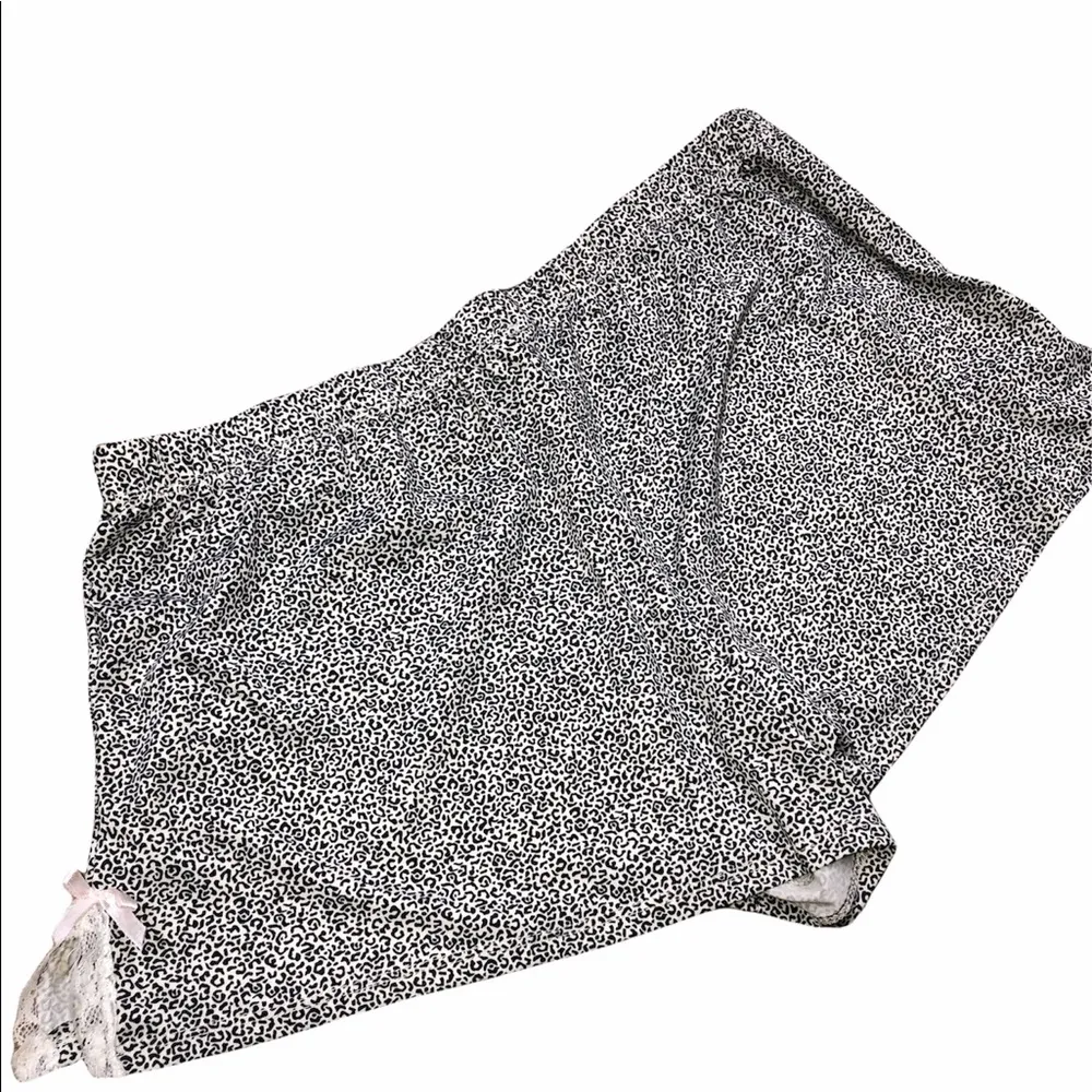 Small cozy leopard print silky night lounge shorts - Image 2