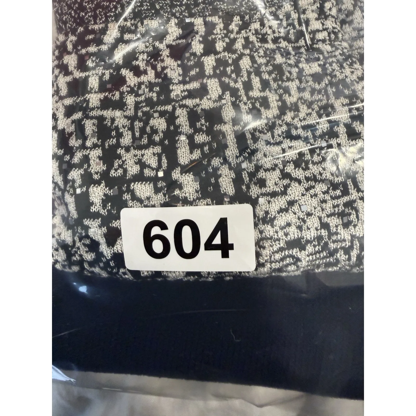 St. John Black and White Abstract Print w/Sequins Top Sz S - Image 9