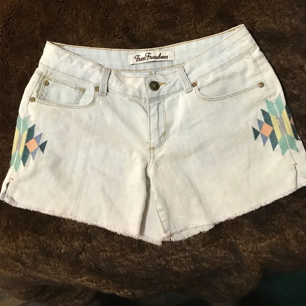 True Freedom‎ Embroidered Cutoff Shorts - Image 2