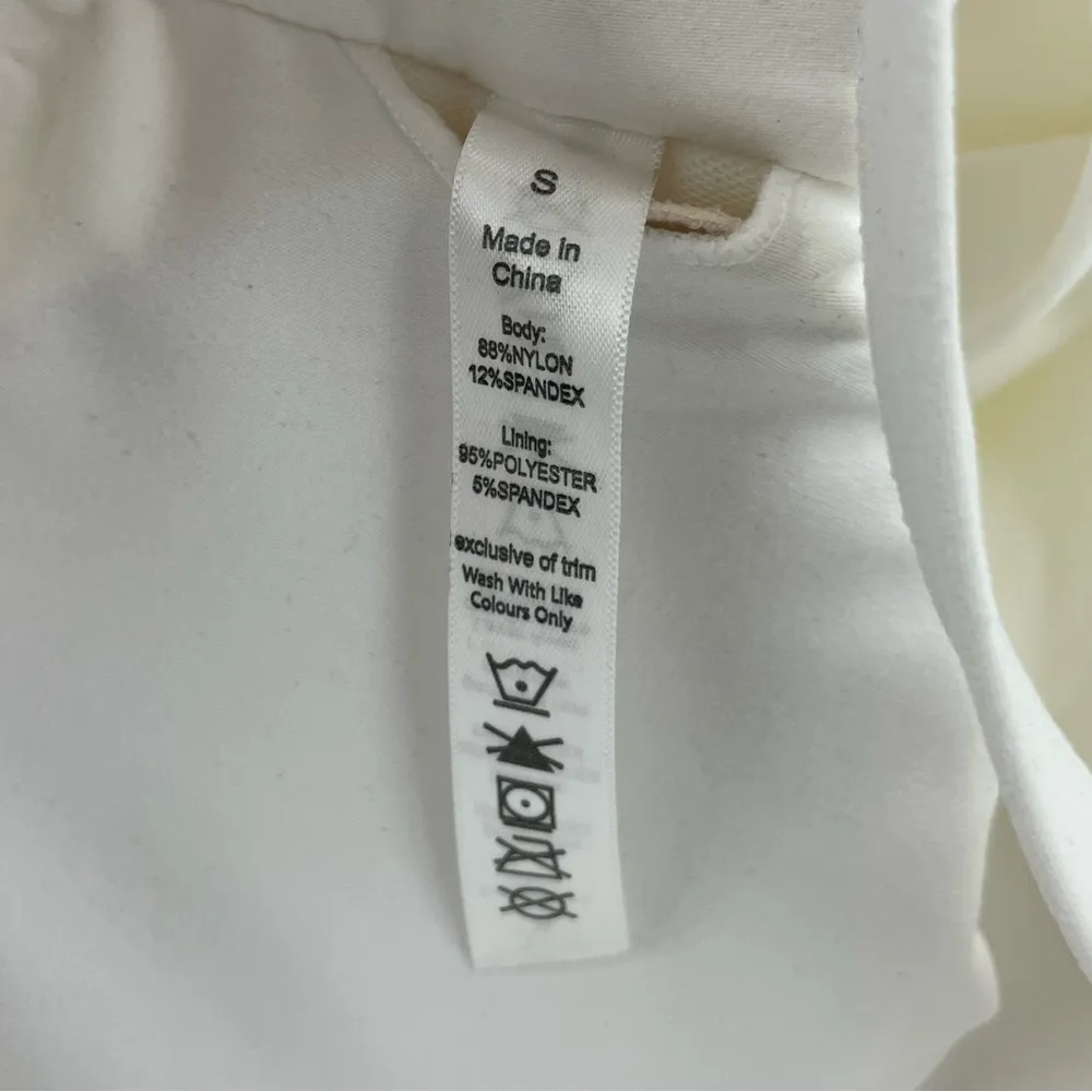 Women’s Medium Support Push Up Cut Out Crop Top Sports Bra, Size Small White - Image 6