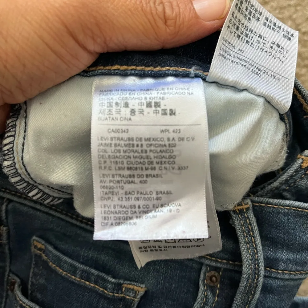 Levi’s low rise blue wash 311 shaping skinny stretch tapered leg jeans size 28 - Image 4