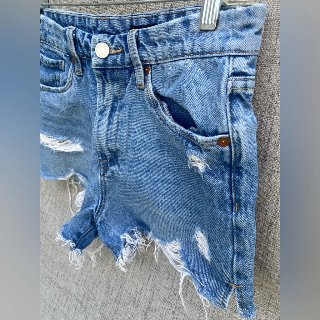 Size 29 BLANKNYC The Barrow distressed denim shorts high rise. #distresseddenim - Image 5