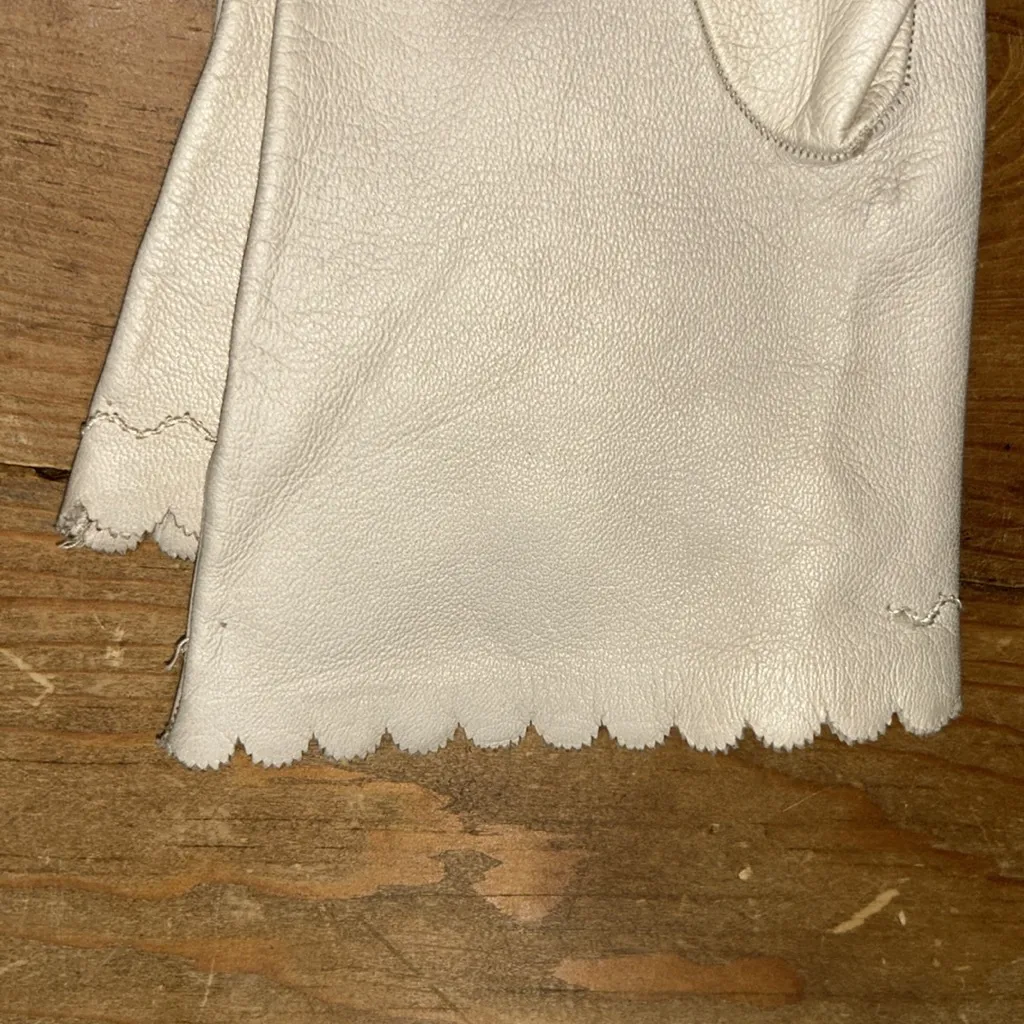 Elegant Vintage Cream Leather Gloves - Image 7