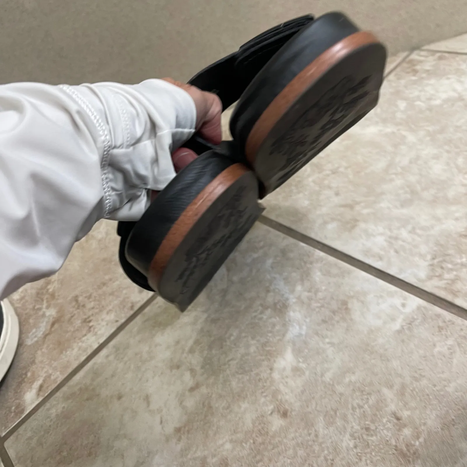 Korks Aurianna Sandals Sz 10m Women black double strap slides comfort pre owned - Image 3