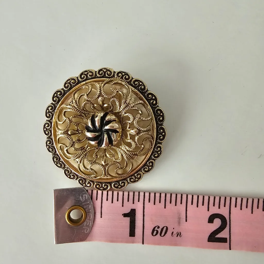 Vintage Layered Filigree Gold Tone Metal Round Scarf Clip - Image 3