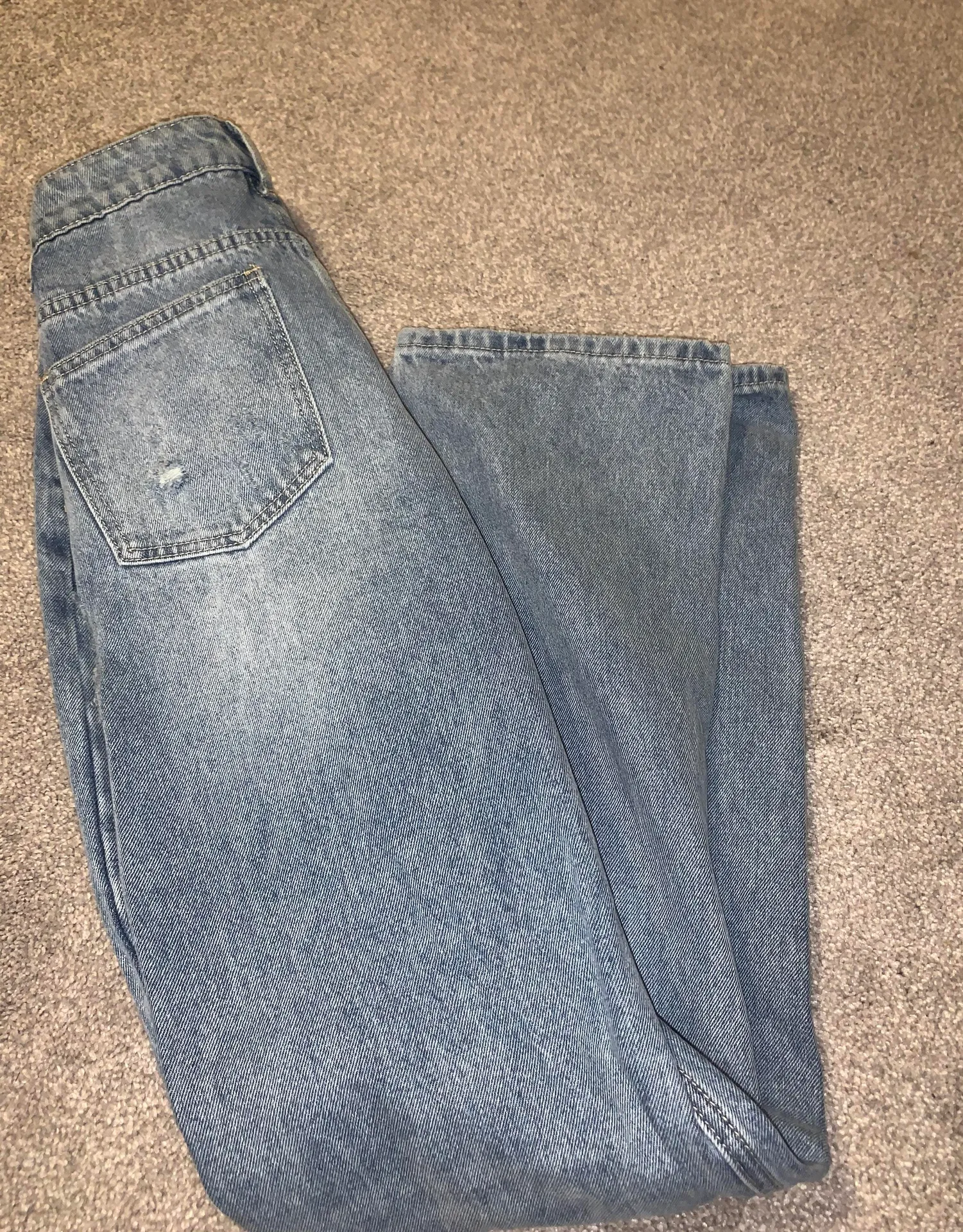 Light Wash Ripped Mom Jeans Blue Size 6 - Image 2