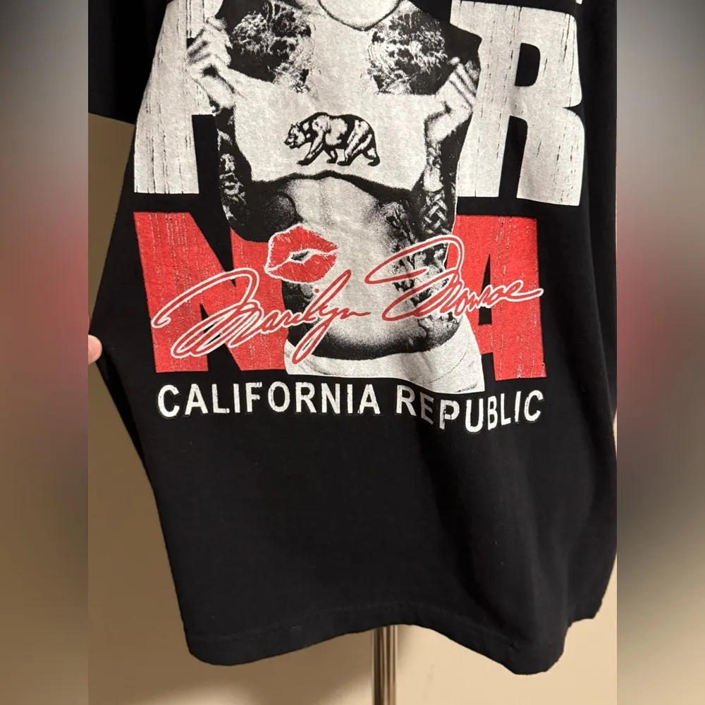 EUC Express Black and White Marilyn Monroe Graphic Tee size large - Image 3