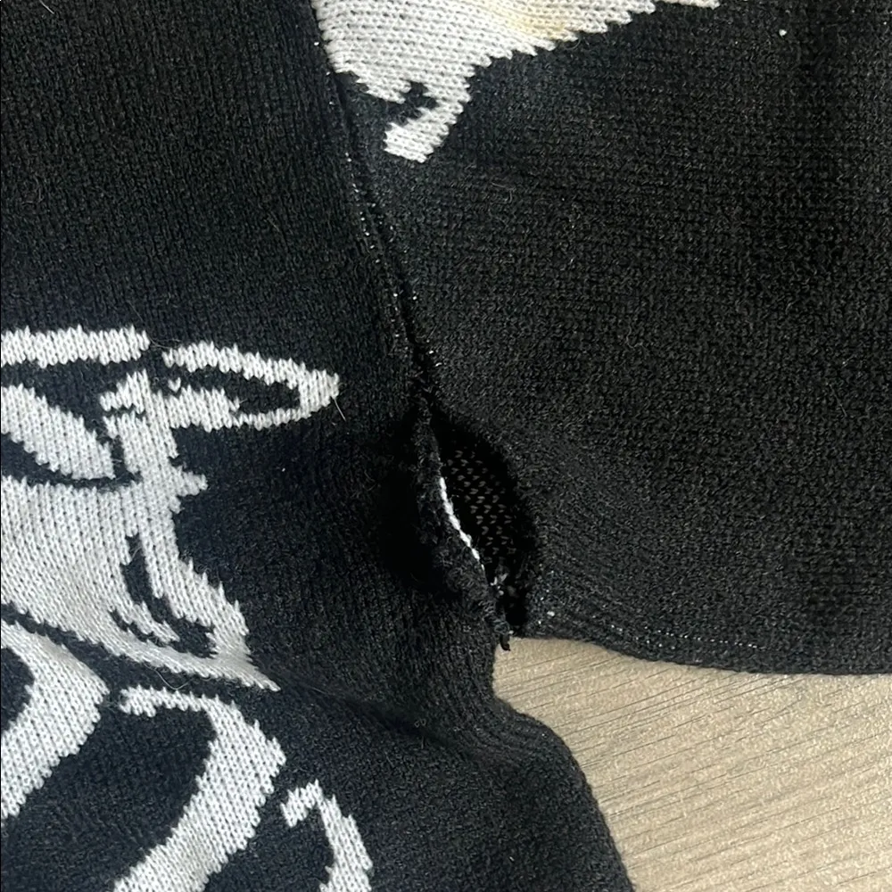 Black and White Skeleton Graphic Crew Neck Sweater Size undefined - Image 5