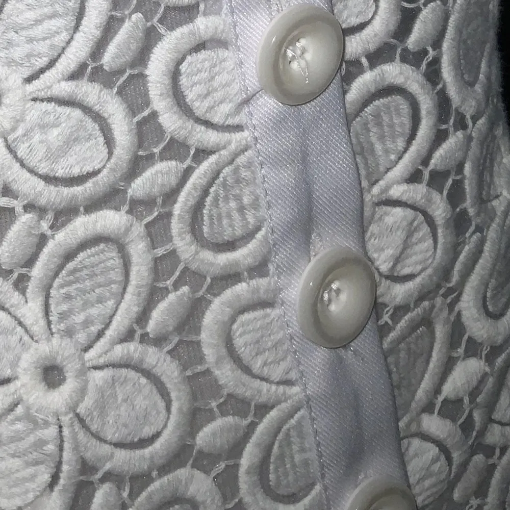 White Large Floral Lace Sleeveless Collared Button Down Front Peplum Top S - Image 8