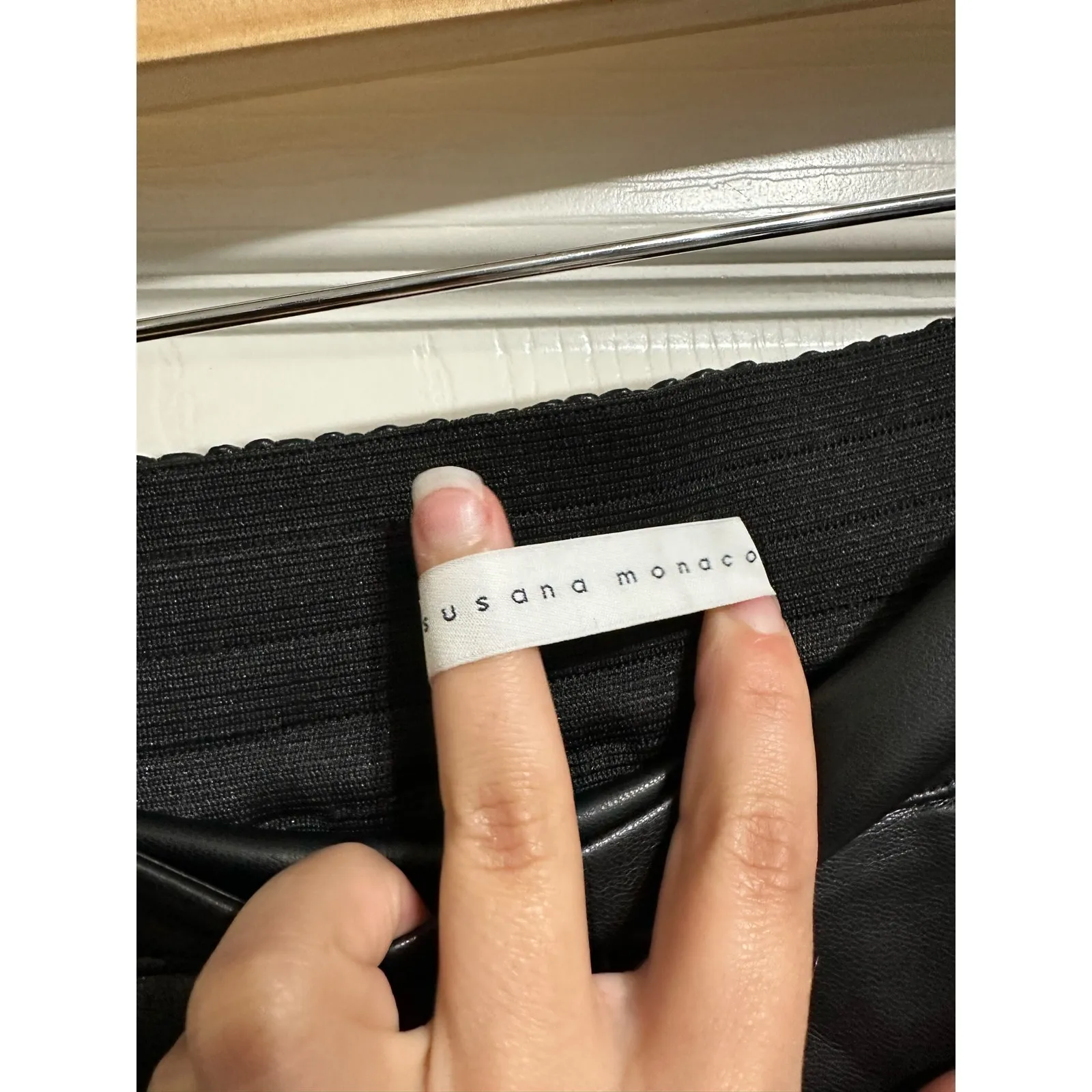 Susana‎ Monaco Faux Leather Pleated Shorts black size Large - Image 3