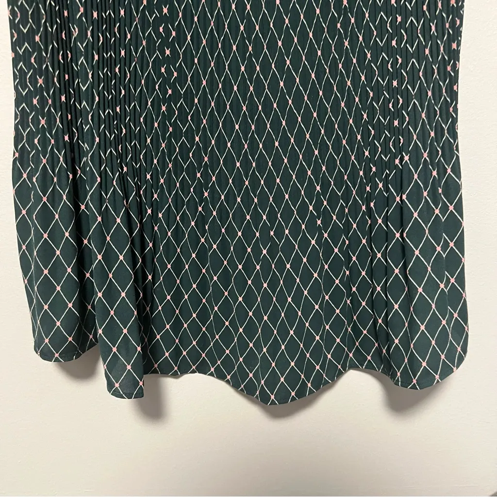 Ann Taylor Green Geometric Pattern Pleated Tank Top Size Medium - Image 6