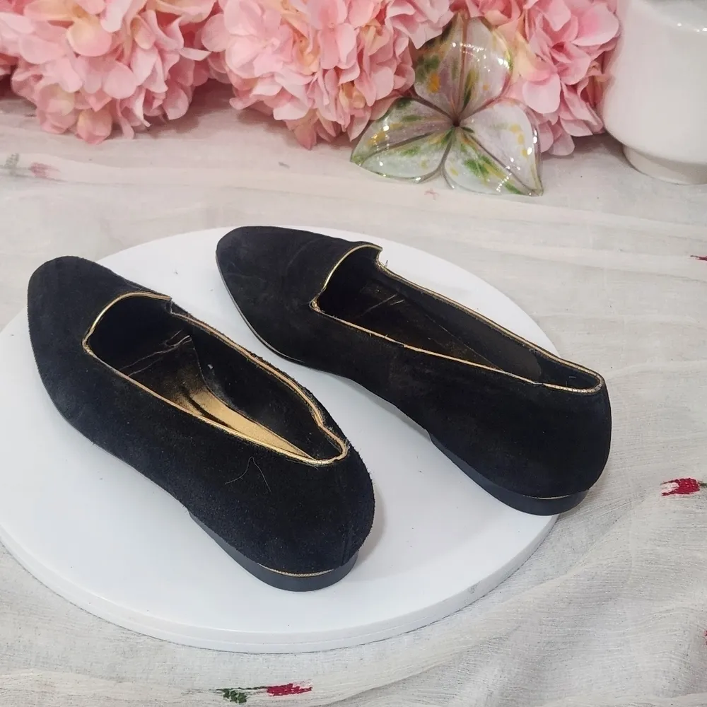 Ann Marino Leather Loafer Style Shoes Black Lined With a Golden Detail Size: 7.5 - Image 4