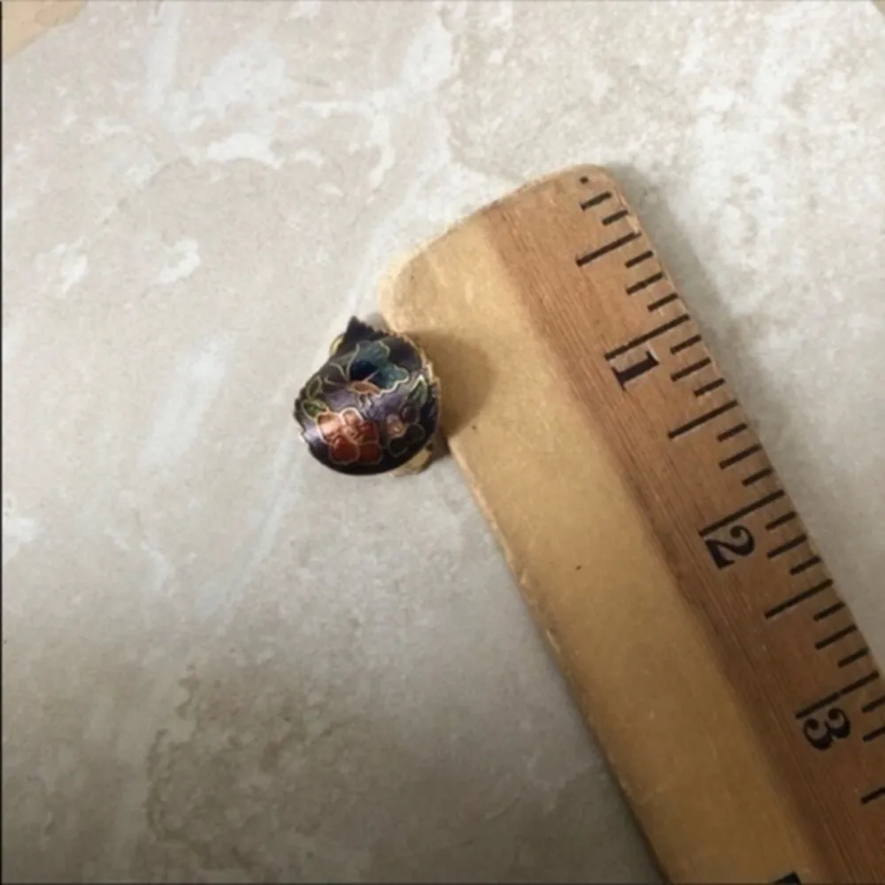 Vintage Floral Print Clip On Earrings
Preowned good condition no flaws - Image 3