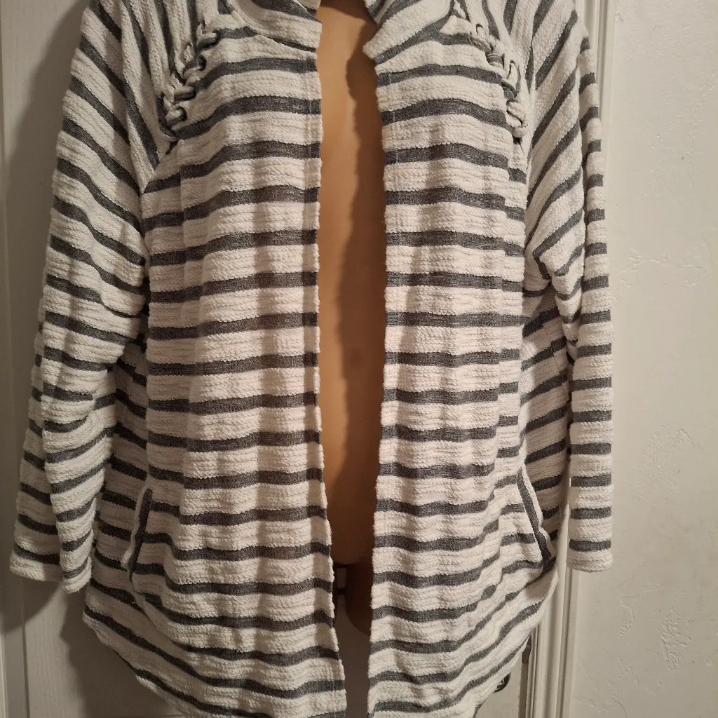 Maurices Sz 2  Striped Gray and White Women's Sweater - Image 5