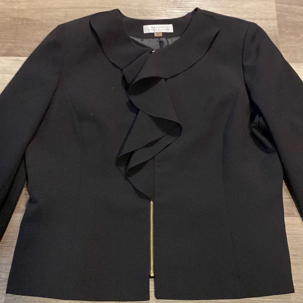 TAHARI Arthur S. Levine  you omens black ruffle gold zipper blazer size 18 - Image 2