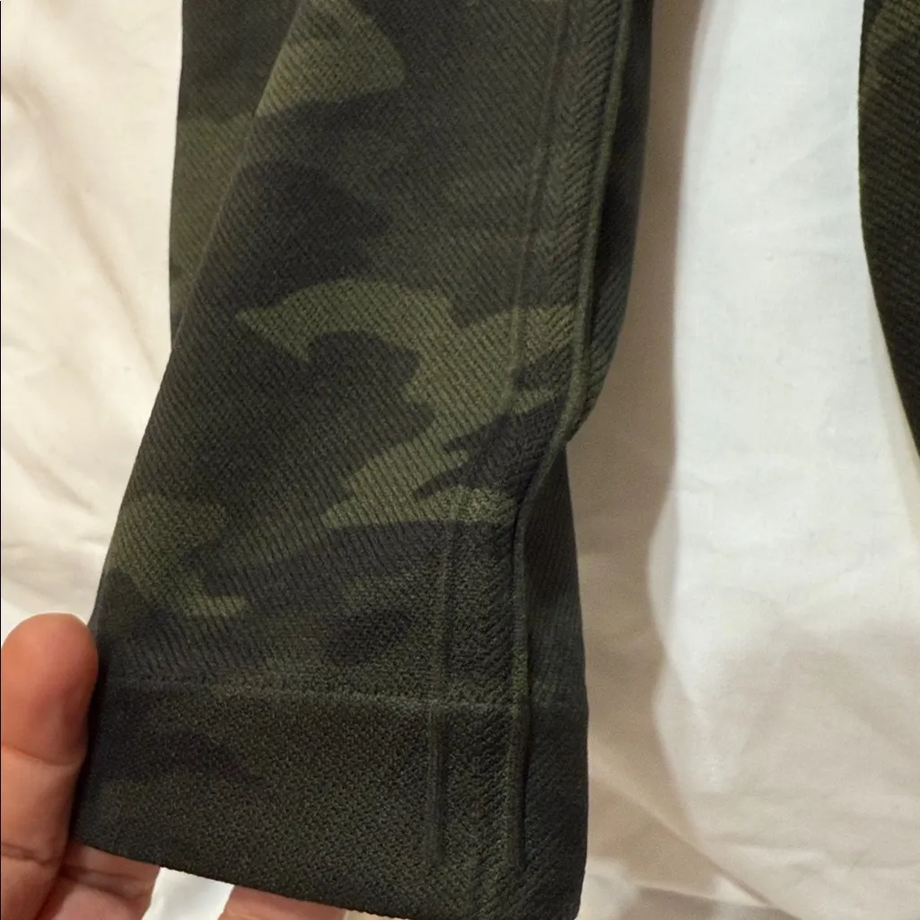 SPANX High Waisted Dark Green Camo Leggings Thick Material Stretchy Size Md EUC - Image 4