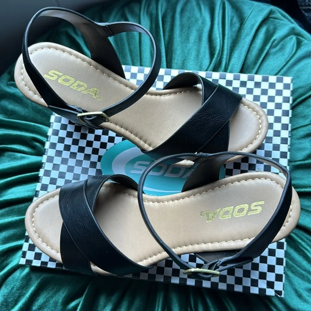 Soda Women Crisscross Band Chunky Platform Block Mid Heel Sandal - Image 4