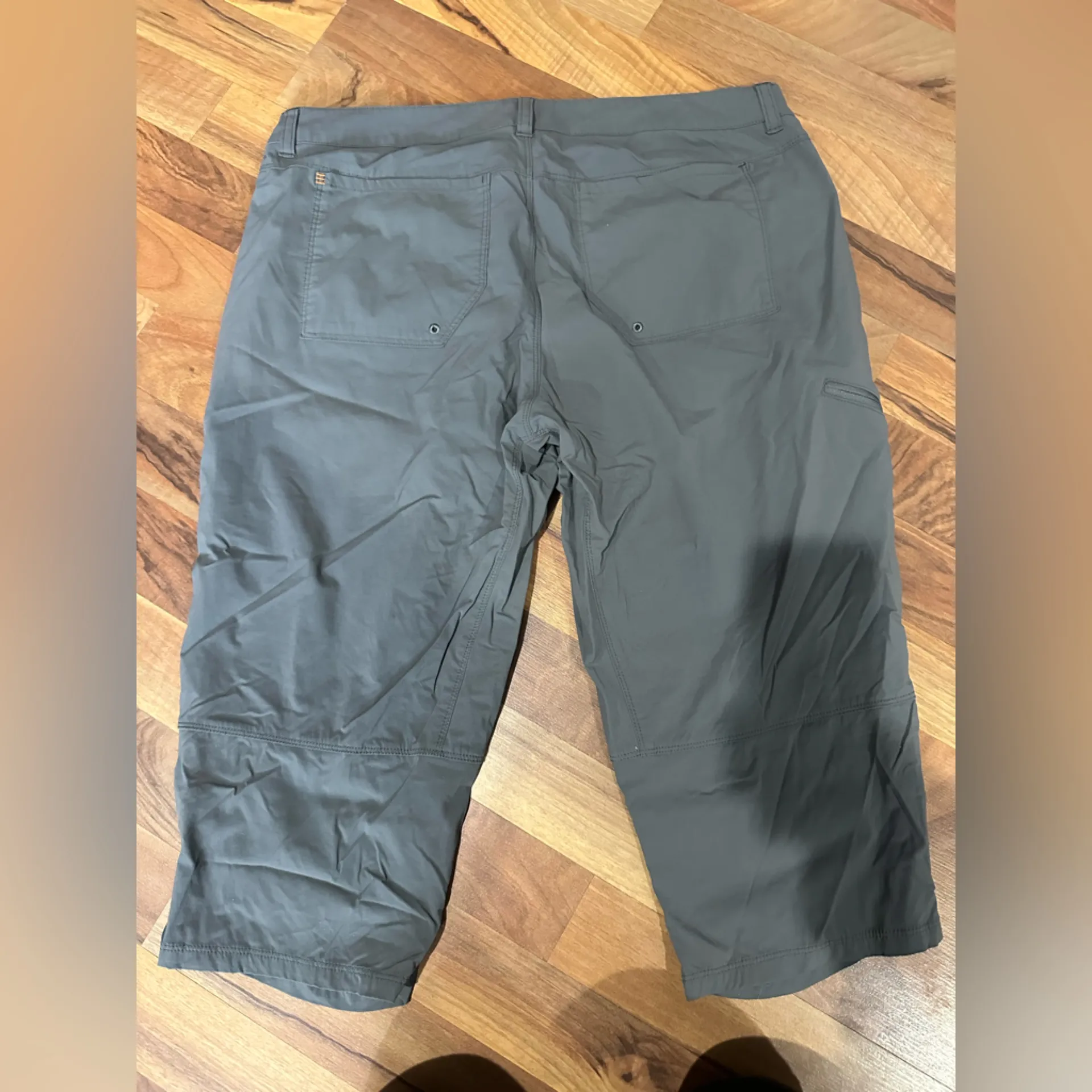 NWOT! Orvis Gray Capris for Women - Image 3