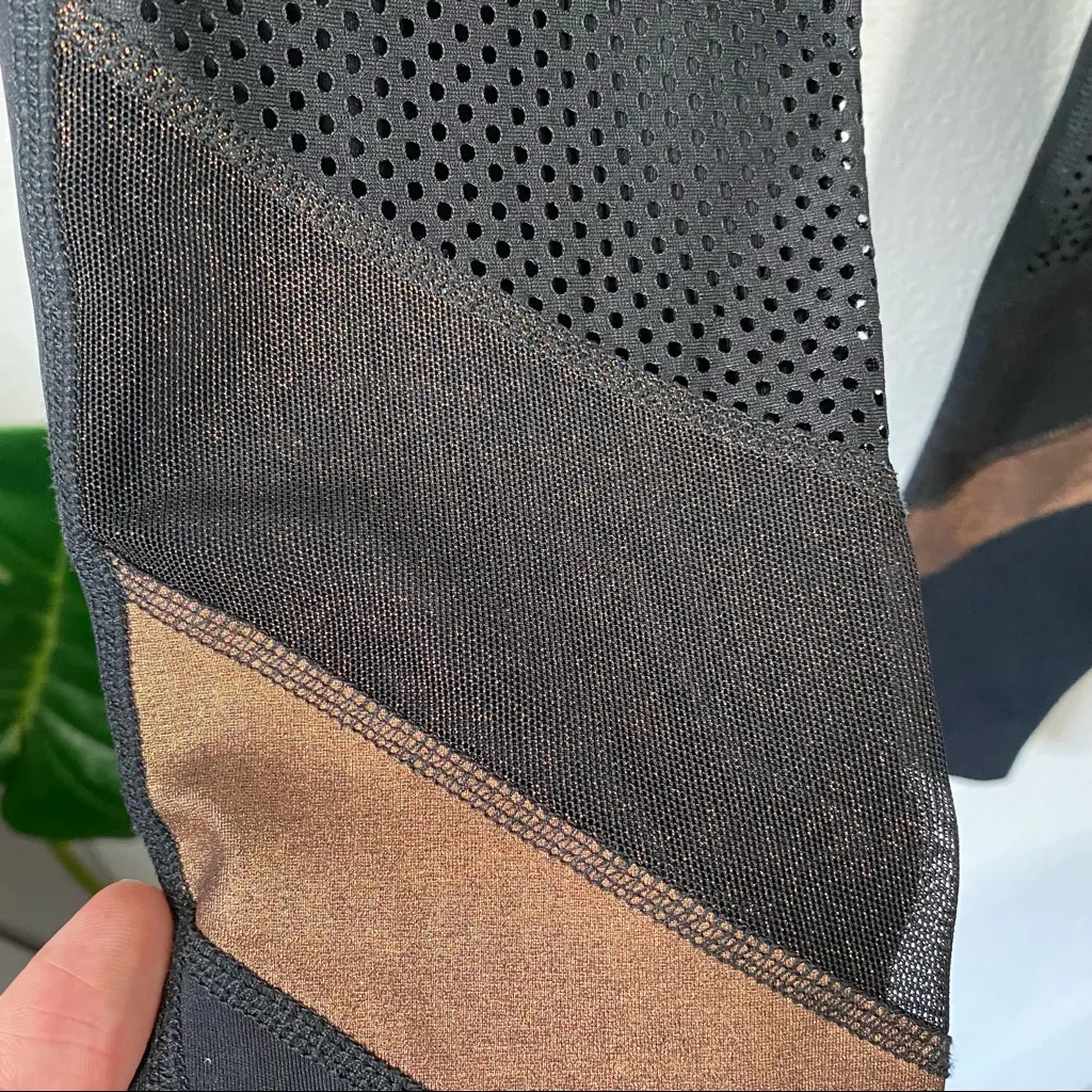 Beyond Yoga Soleil Limited Edition High Waisted Leggings Black & Gold Mesh Small - Image 4