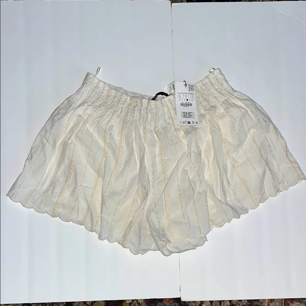 Zara scalloped eyelet relaxed Shorts L new - Image 3