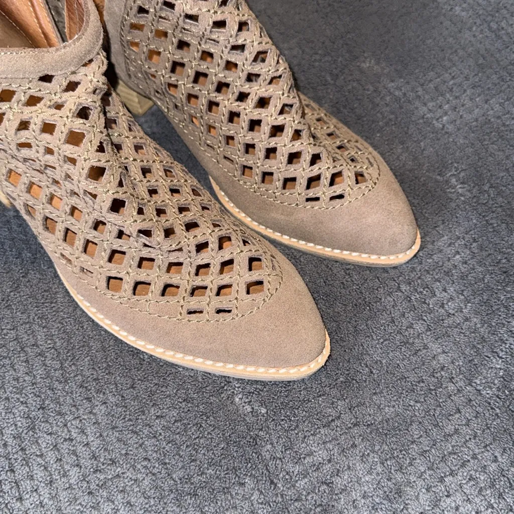 Jeffrey Campbell Tan Perforated Suede Block‎ Heel Ankle Boots Size 8 - Image 4