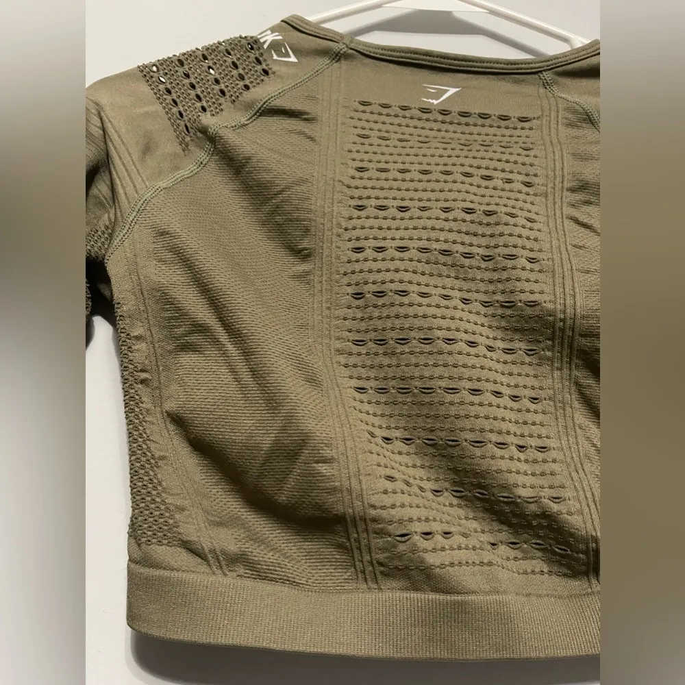 Gymshark Women's Green Crop-top - Image 4