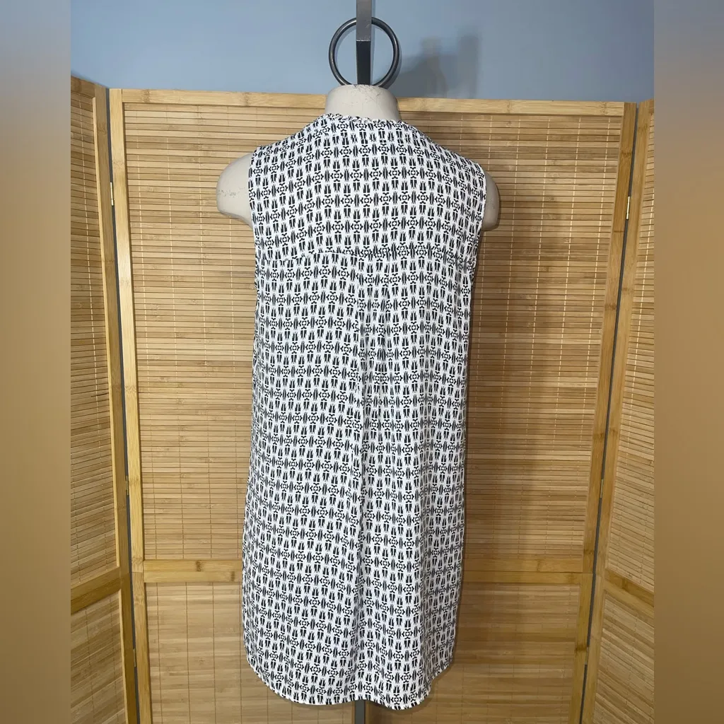 DR2 black white sleeveless v - Image 6