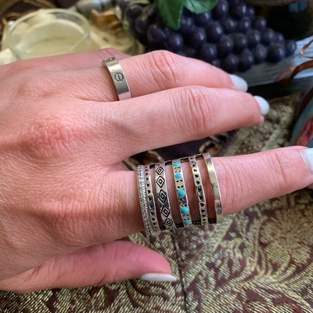 Beautiful silver plated 5 connected rings with blue stones - Image 9