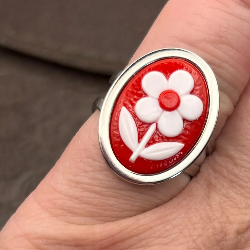 Vintage 70s White Daisy Red Cabochon Adjustable Ring - Image 2