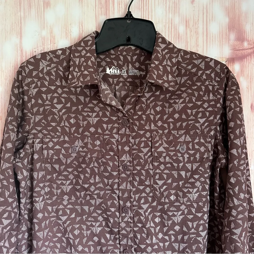 REI Women’s Brown Geometric Pattern Button Down Outdoor Hiking Shirt Size XS - Image 2