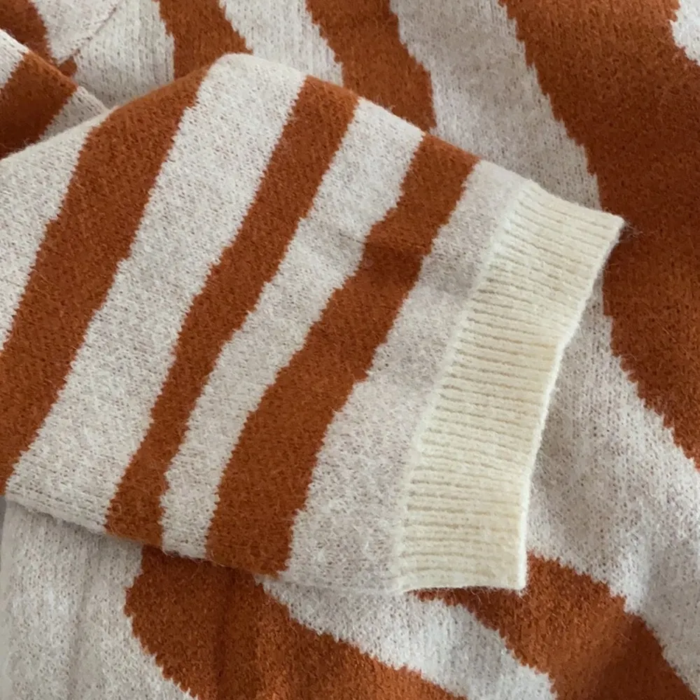 NWT STORIA Zebra Crop Sweater - Image 7