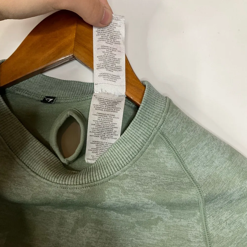 Gymshark Adapt Green Camo Long Sleeve Cropped Shirt Size Medium - Image 4